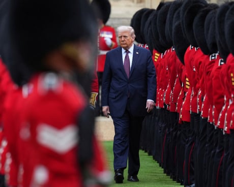 Trump ecën midis rreshtave të ushtarëve me uniformë të kuqe