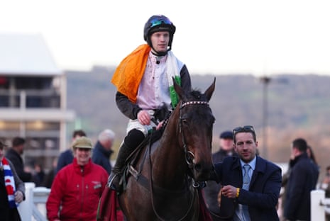 मार्टिन पाइप कंडिशनल जॉकीज़ हैंडीकैप बाधा जीतने के बाद एयर ऑफ़ एंटाइटेलमेंट और जॉकी पैट्रिक एम ओ'ब्रायन।