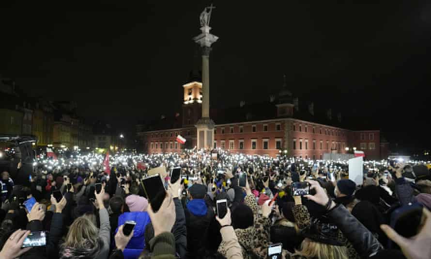 الناس في وارسو يضيئون هواتفهم المحمولة أمام وزارة الصحة البولندية.