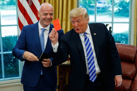 The American president, Donald Trump, holds up a red card during a meeting with the Fifa president, Gianni Infantino, in 2018.