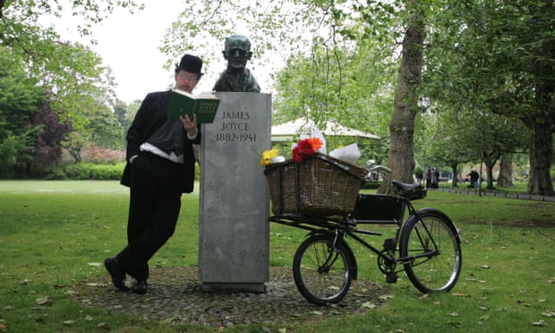 Les Doherty as Leopold Bloom alongside the James Joyce bust on St Stephen’s Green, Dublin.
