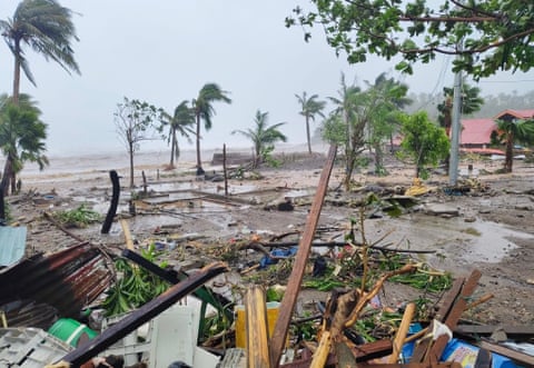 Các tòa nhà bị hư hại và cành cây gãy