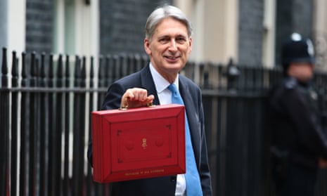 Hammond holds the red case before heading to Parliament to deliver the budget
