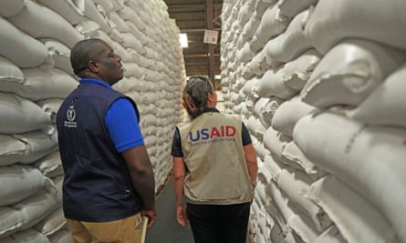 Funcionários da USAID e do programa mundial de alimentos inspecionam uma doação de US $ 11 milhões em ajuda alimentar em Harare, Zimbábue