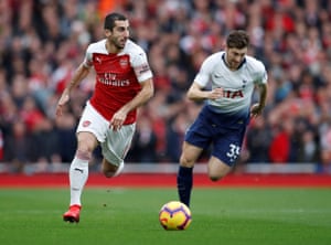 Henrikh Mkhitaryan of Arsenal in action with Ben Davies von Tottenham