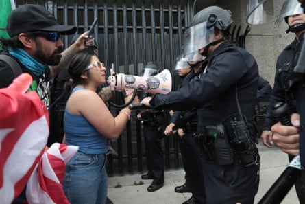 Протестувальники за межами Мексики посольство