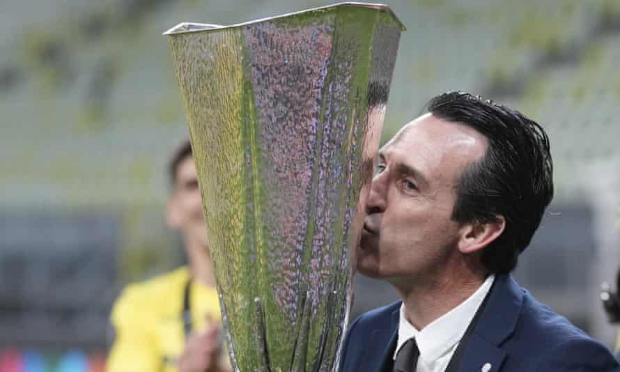 Unai Emery kisses the trophy.