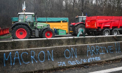 Traktorë në një autostradë në Paris
