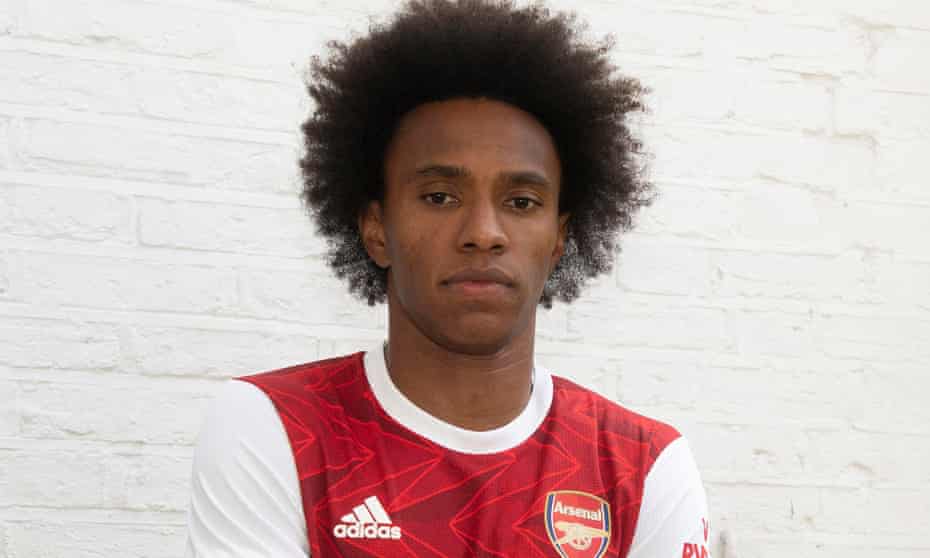 Arsenal unveil new signing Willian.