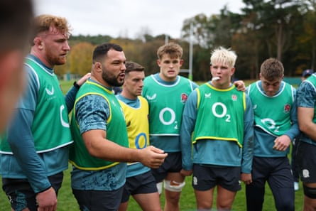 Ellis Genge talks to his teammates at England training