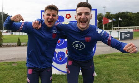 Mason Mount et Declan Rice ensemble en service en Angleterre en 2021.