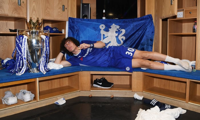 Daid Luiz dengan piala Premier League Chelsea