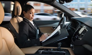 Uma mulher no carro sem motorista da Volvo