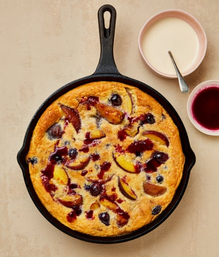 Flaugnarde pêche et raisin de Yotam Ottolenghi avec crème froide à la vanille.