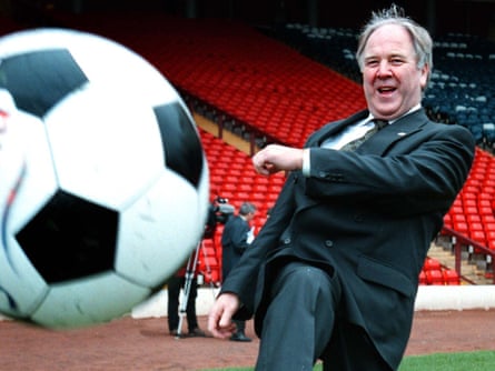 Craig Brown di Hampden Park pada tahun 1999.