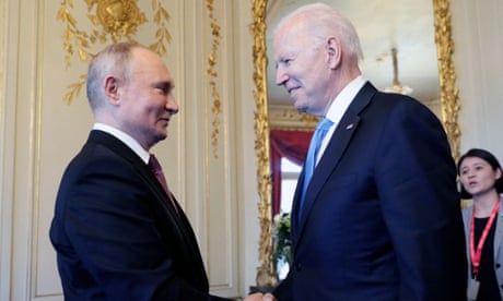 Wladimir Putin schüttelt Joe Biden während ihres Treffens in der Villa la Grange in Genf am 16. Juni 2021 die Hand.
