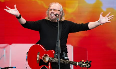 Barry Gibb imitates the shrug emoji while performing at Glastonbury