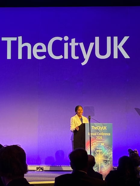 صورة لزعيم المحافظين كيمي بادينوش في مؤتمر TheCityUK