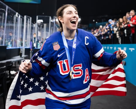 Hilary Knight spielt Eishockey