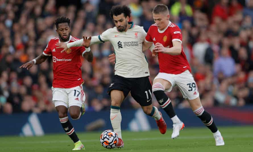 Fred et Scott McTominay tentent d'arrêter Mohamed Salah de Liverpool