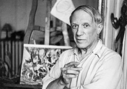Pablo Picasso pose dans son atelier parisien.
