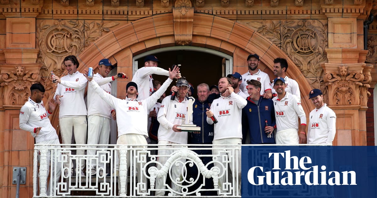 Essex win Bob Willis Trophy after holding on to deny Somerset once again