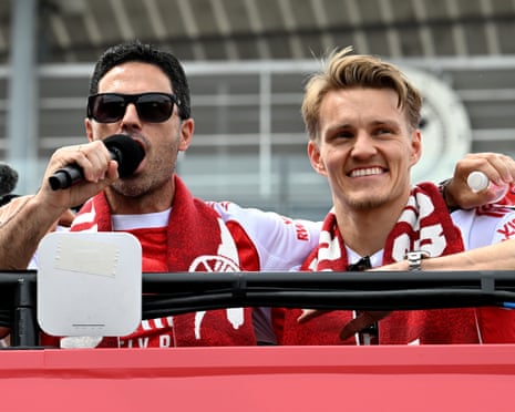 Mikel Arteta speaks to fans from the bus alongside Martin Ødegaard
