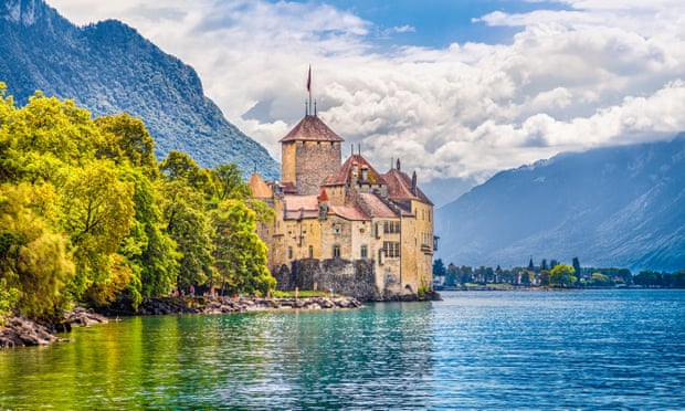 Classic view of famous Chateau de Chillon at Lake Geneva, one of Europe’s most visited castles, in Veytaux, SwitzerlandH3APW7 Classic view of famous Chateau de Chillon at Lake Geneva, one of Europe’s most visited castles, in Veytaux, Switzerland