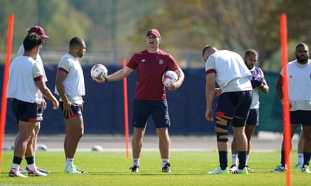 Steve Borthwick conducts England training