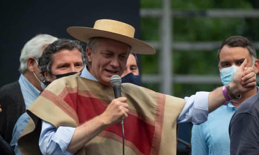 Kast donned a poncho and hat at a rally in San Fernando.