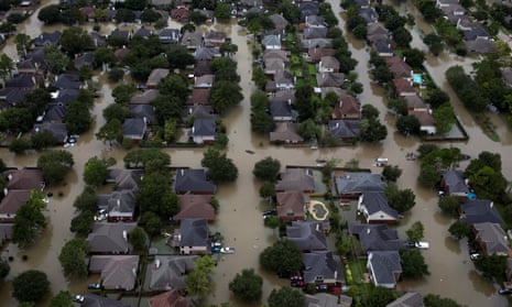 Fears of chemical plant explosion as Harvey floods shut down oil refineries | Hurricane Harvey