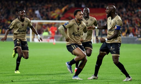 Loïs Openda celebrates with his Lens teammates after his goal against PSG