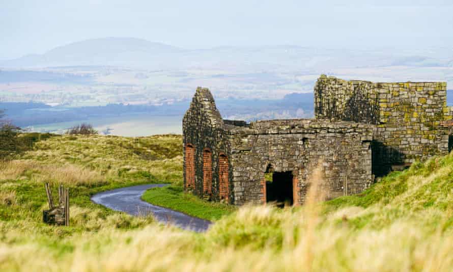 Long views and farmstead ruins on the Shropshire Hills cycle.