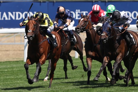 Ο David Probert ιππεύοντας Dubai Bling κερδίζει το Club 26 Heritage Handicap στο Ascot.