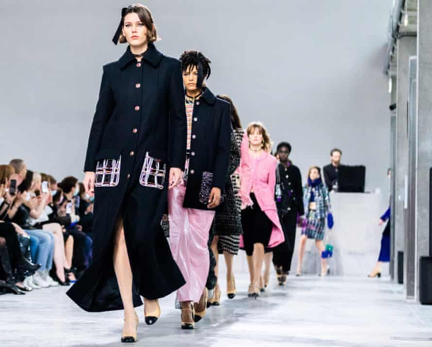 Kreasi Chanel di Metiers d'art show.