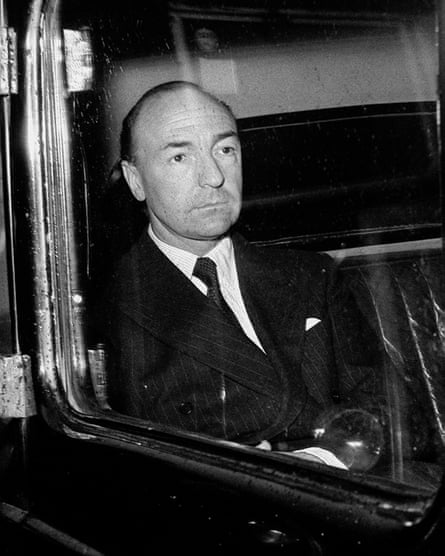 John Profumo, alors secrétaire d'État à la guerre, quittant son domicile de Regent's Park à Londres en 1963.