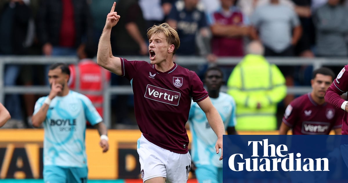 Flemming’s dramatic Burnley double pegs back West Ham on Championship return