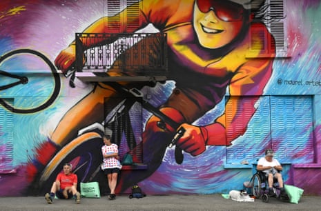 Fans have started to make their way onto the streets of Passy ahead of the start of today’s stage. These spectators have pitched up in front of a mural by Nicolas Maurel.