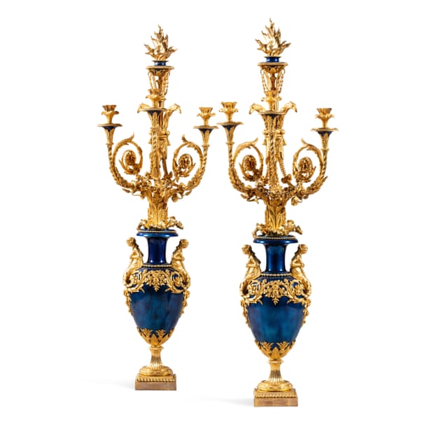 Paire de candélabres Louis XVI en bronze doré et patiné bleu, vers 1784-1786, attribués à Lucien-François Feuchère (est. 300 000-500 000 €) - de réputation, une commande royale pour Marie-Antoinette.