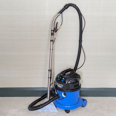 Andy Shaw testing carpet cleaners: Henry Wash angle