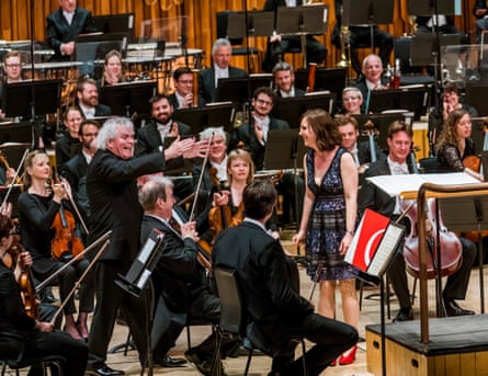 Simon Rattle and Helen Grime with the LSO after the world premiere of Grime’s Woven Space.
