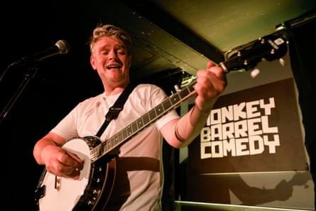 Jonno plays the banjo on stage