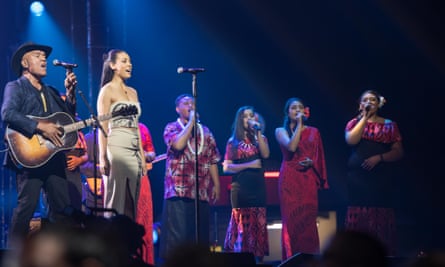 Olivia Foa’i performs with her father, Opetaia Foa’i (left with guitar), and backup singers at the Aotearoa Music Awards in 2017.