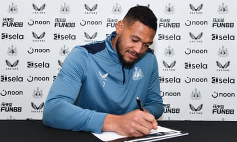 Joelinton signs his new contract 