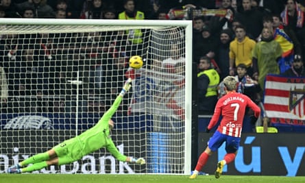 أنطوان جريزمان يسجل ركلة جزاء.