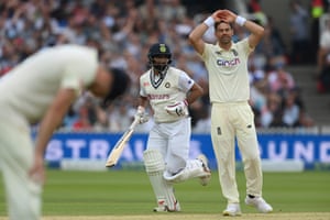 Despair for Anderson as Mohammed Shami takes another single.