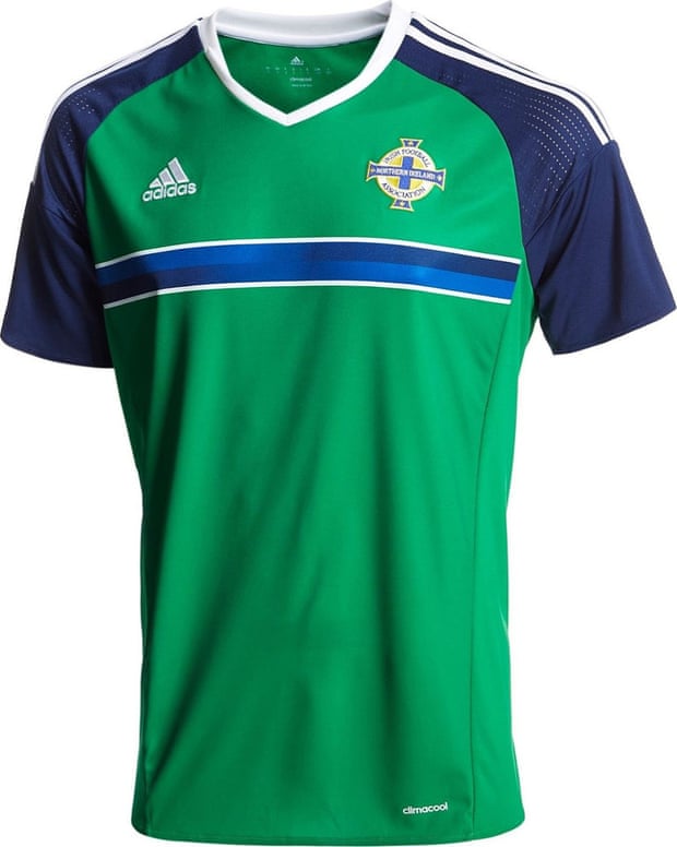 فريق ايرلندا الشمالية يحتفل بأسلوب يحاكي عام 1983 مع زي باللون الأخضر وشريط أزرق