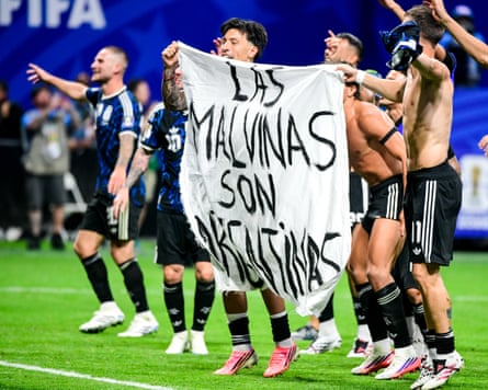 Players of Argentina hold a banner about the Malvinas