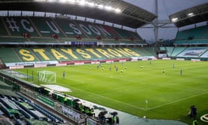 La temporada de la K-League comienza en Jeonju, con el equipo local mostrando un mensaje a los fanáticos en sus stands vacíos.