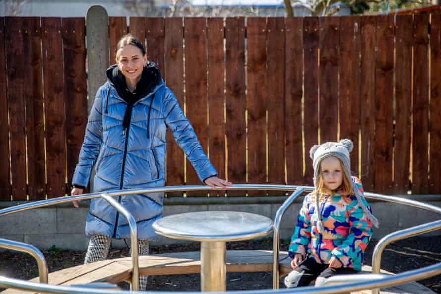 Maria Ustenko et sa fille Mila visitent un terrain de jeu près de leur maison temporaire en République tchèque.